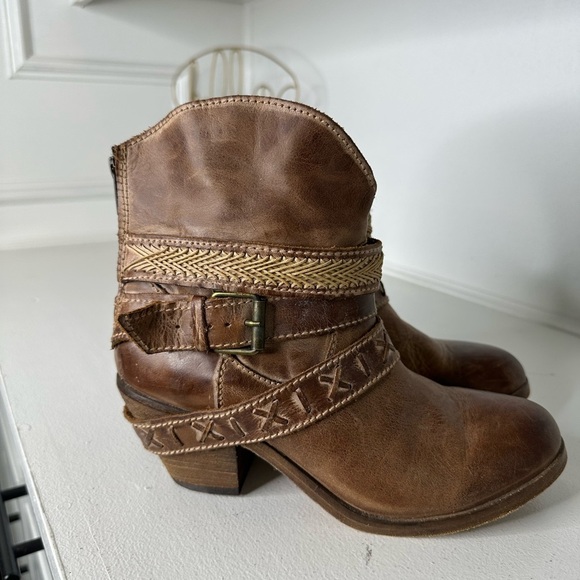 Corral Boots Indie Spirit Distressed Leather Ankle Boots Braided Strap Bootie - Picture 5 of 9